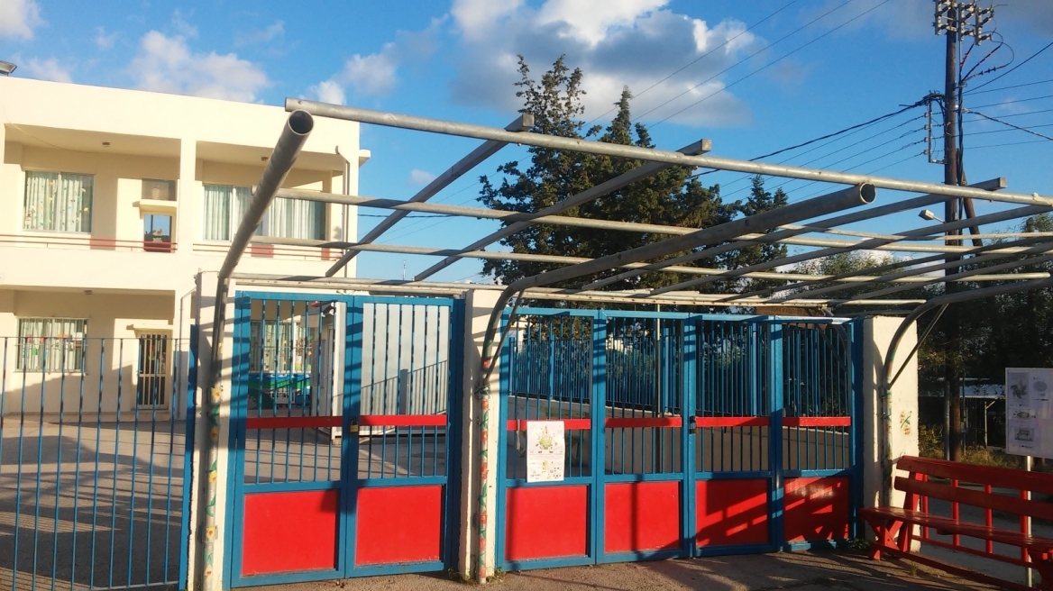 Απίστευτο: Έκλεψαν την τέντα από σχολείο στην Κρήτη!