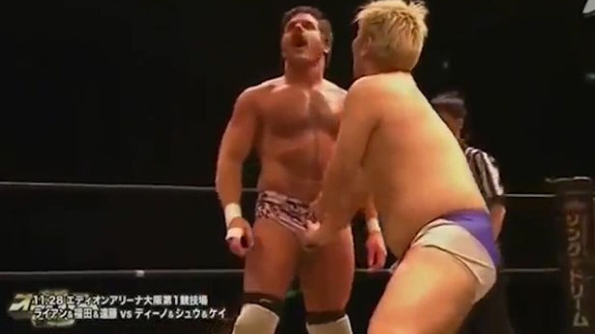 Δείτε το βίντεο: Παλαιστής βγάζει νοκ άουτ τον αντίπαλο χρησιμοποιώντας το μόριό του!