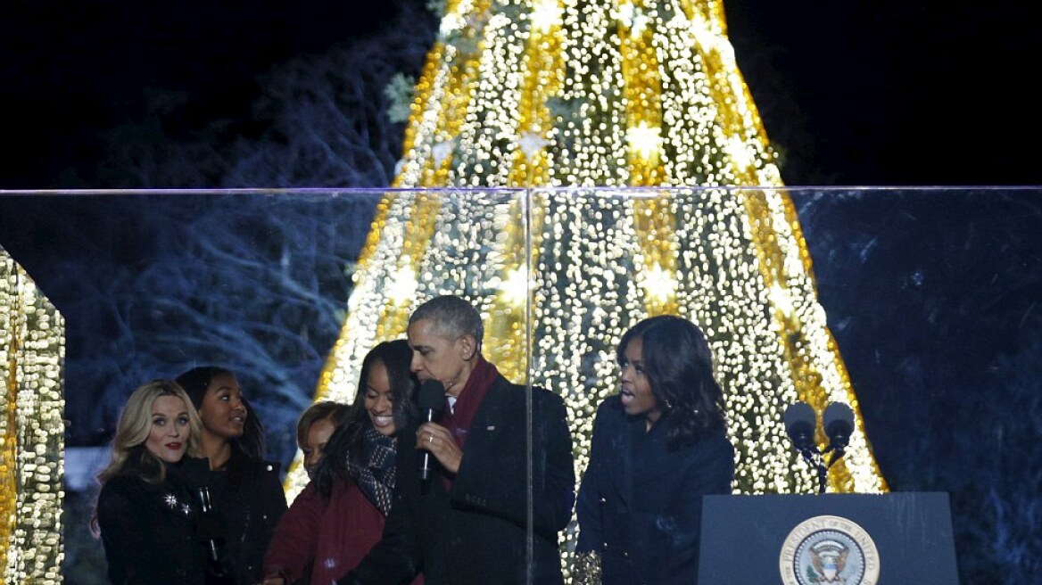 Οι Ομπάμα άναψαν το δέντρο και τα... είπαν με τον Άγιο Βασίλη