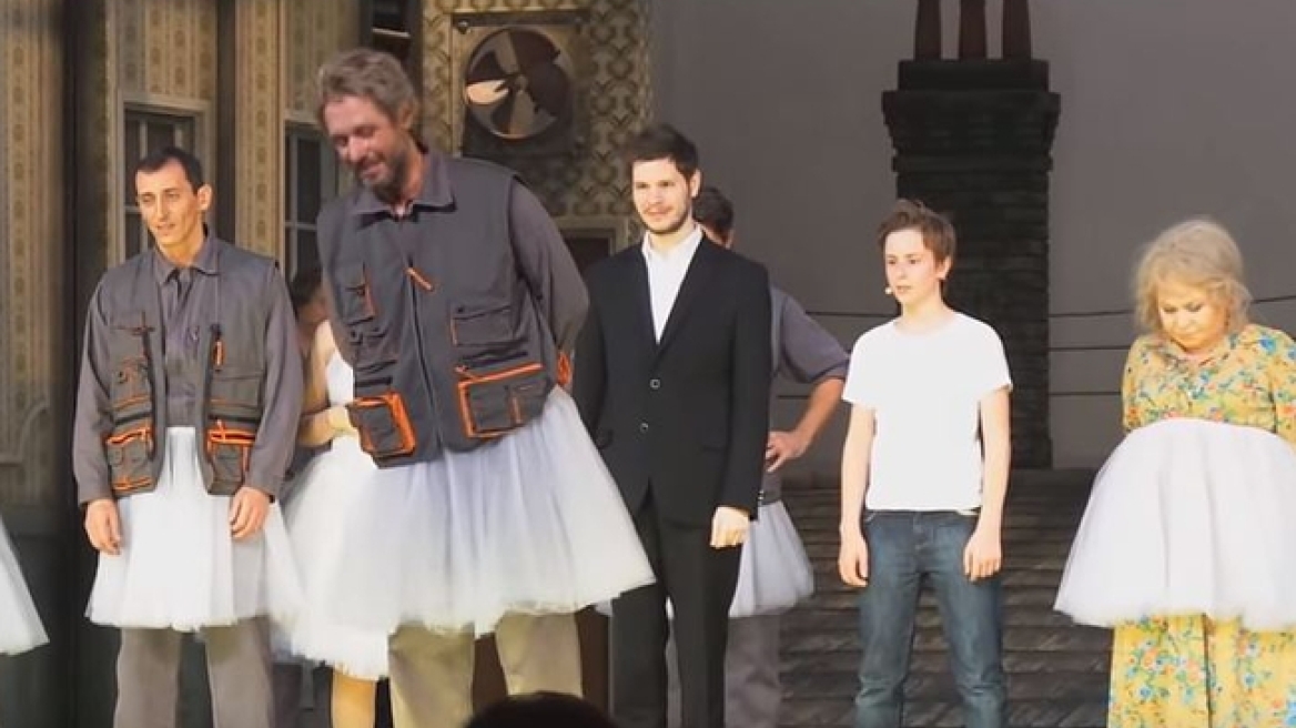 Αιμίλιος Χειλάκης: Αφιέρωσε την παράσταση στη μνήμη του Μηνά Χατζησάββα