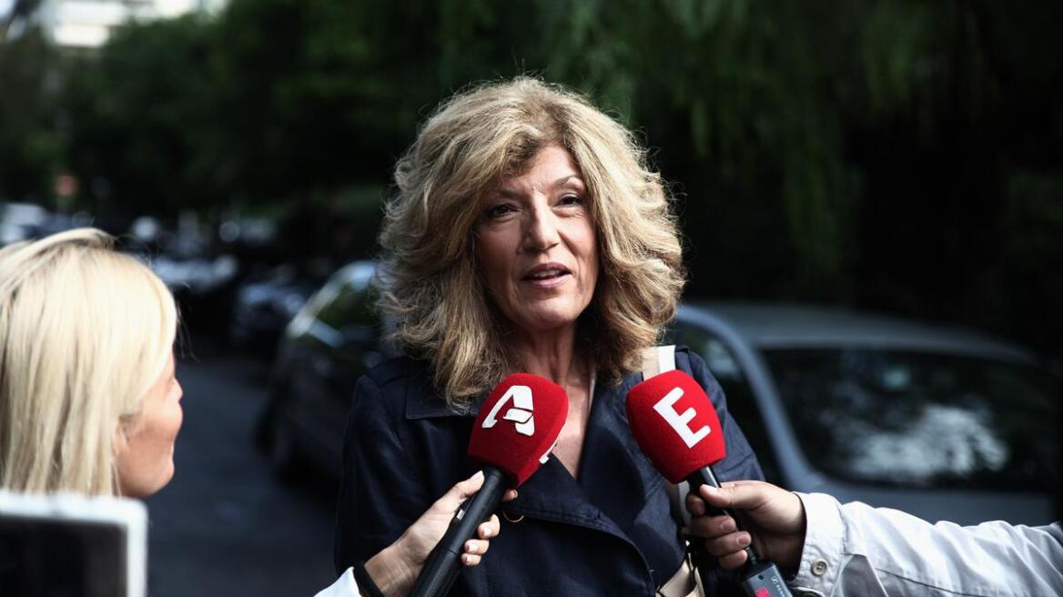 Sia and SYRIZA discover a new definition for "nepotism" 