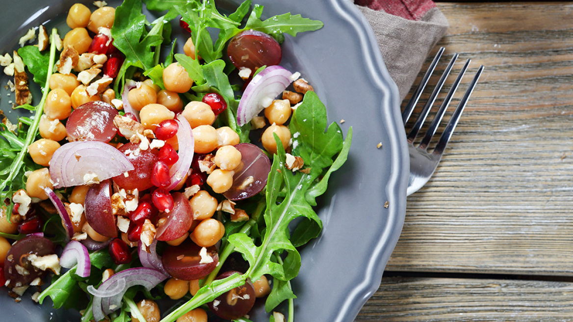 Σαλάτα με όσπρια, ρόκα και ρόδι