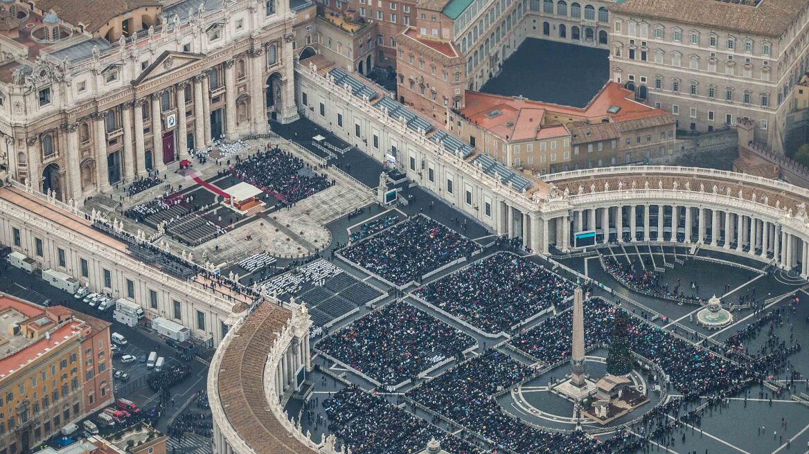 Φωτογραφίες: 50.000 πιστοί στο Βατικανό για την έναρξη του Ιωβηλαίου 