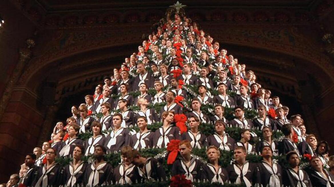 Michigan students become a singing Christmas tree! (vid)