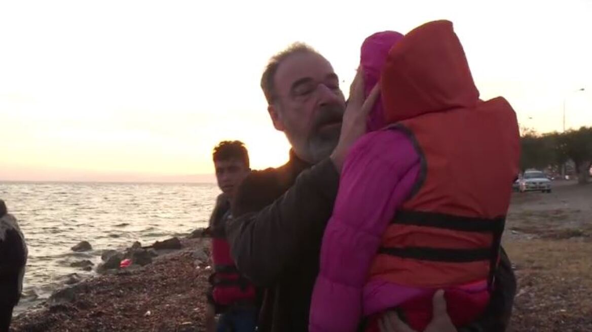 Βίντεο: O Saul από το Homeland σώζει πρόσφυγες στη Μυτιλήνη