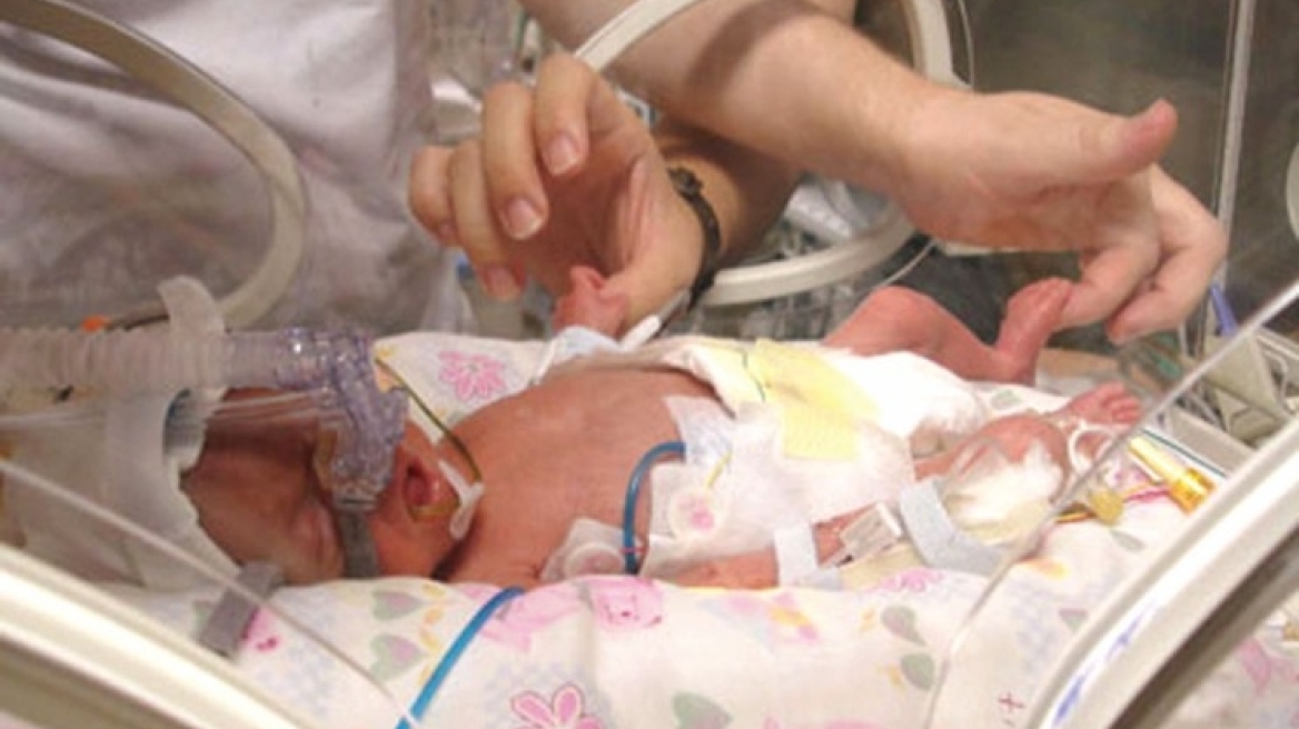 Ισόβια στη μάνα από τη Λέρο που άφησε το μωρό της να πεθάνει από ασιτία