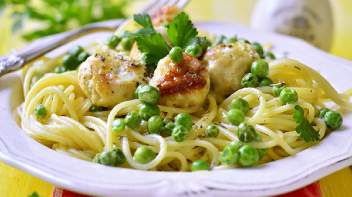 Σπαγγέτι με αρακά, κοτόπουλο και αρωματική σάλτσα