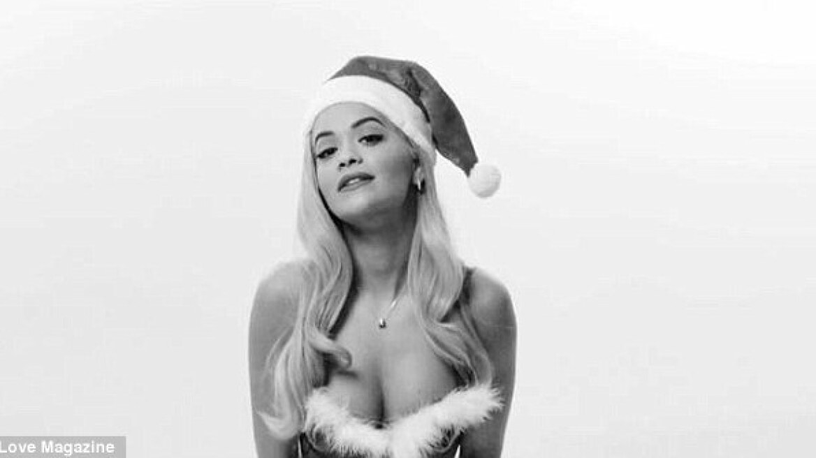 Η Rita Ora ντύθηκε «Άγιος Βασίλης» και...ανάβει φωτιές!