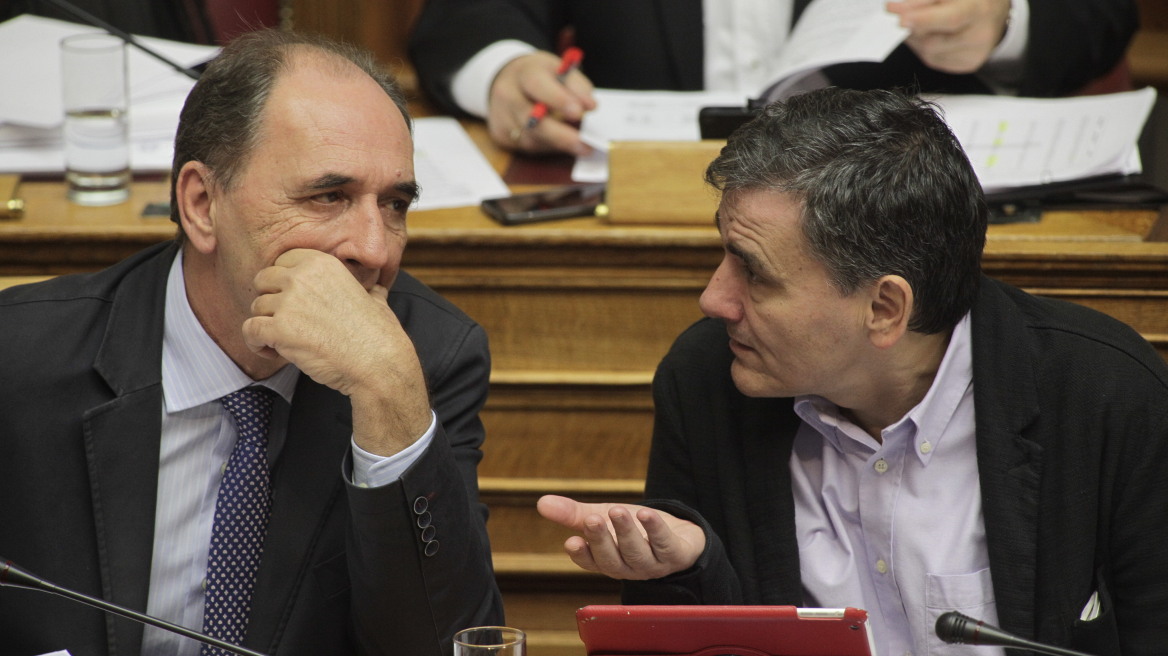 Άνοιξαν την πόρτα στα κοράκια των distress fund για τα «κόκκινα δάνεια»