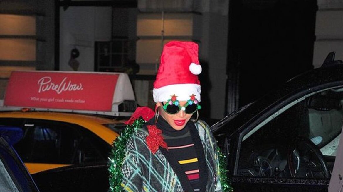 Beyoncé dressed as a Christmas tree