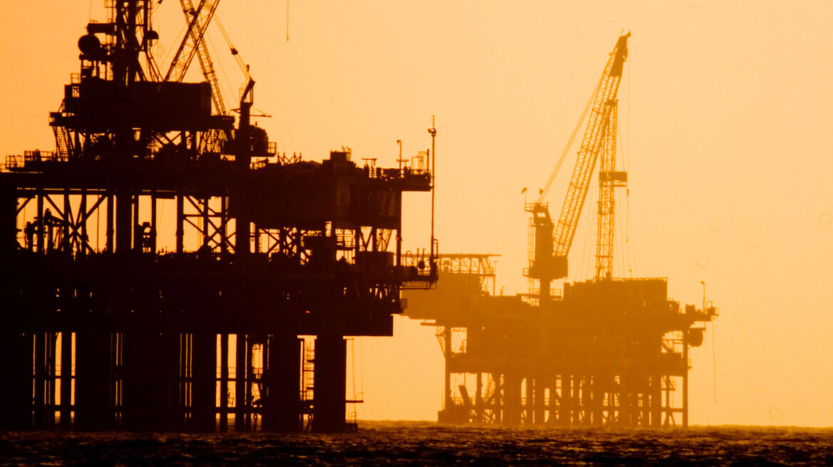 Σε ελεύθερη πτώση εκ νέου η τιμή του αργού πετρελαίου - Απώλειες 4,9%