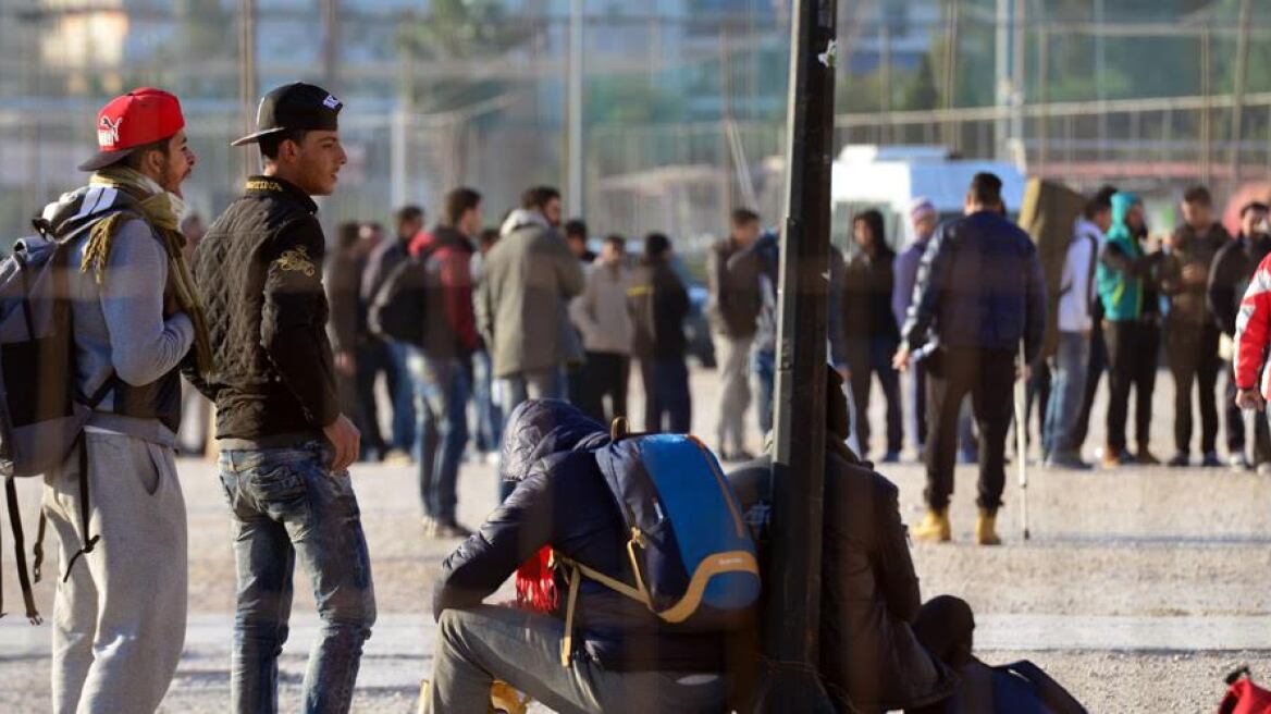 Govt transfers migrants from stadium to stadium (pics)