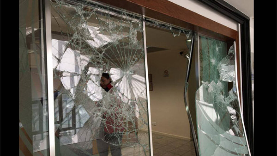 15 hoodlums smash up Tiresias Bank Info Systems at Marousi