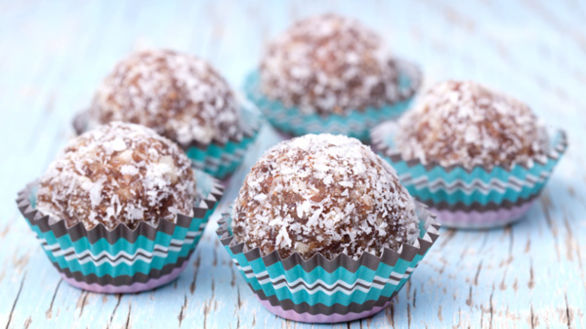 Τρούφες με χουρμάδες, τριμμένο μπισκότο και ινδοκάρυδο