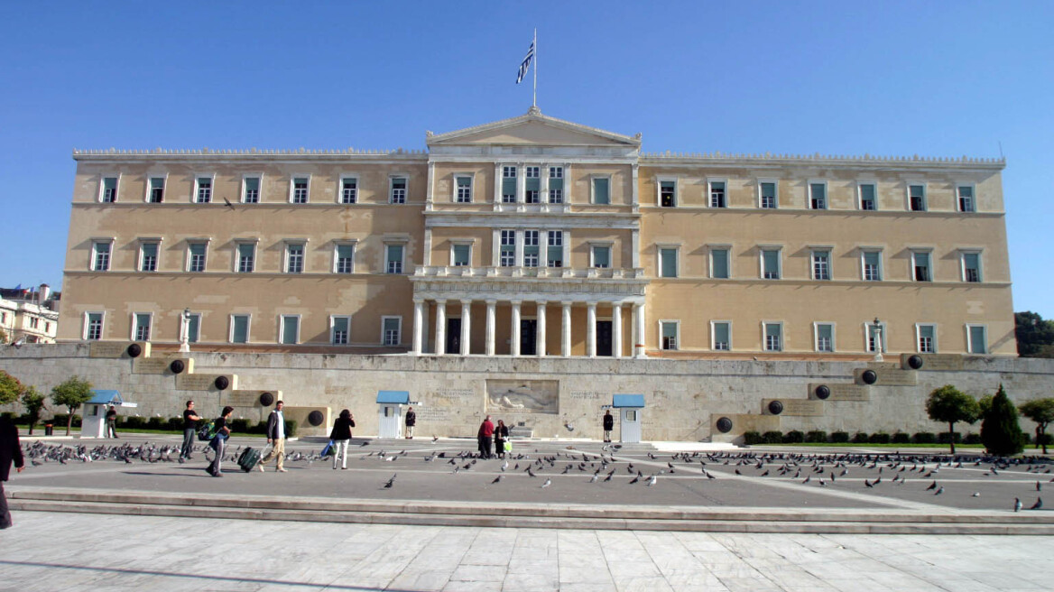 Survey: 9 out of 10 Greeks see gloom and doom in 2016