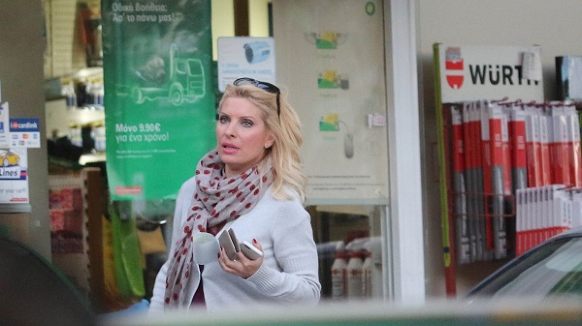 Η Ελένη Μενεγάκη σε βενζινάδικο