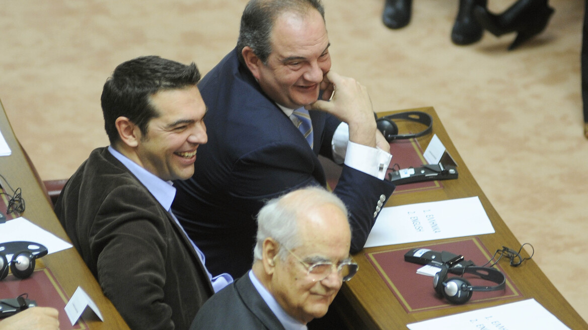 Ο Αντώναρος επιβεβαιώνει τις επαφές Καραμανλή-Τσίπρα τις ώρες της κρίσης