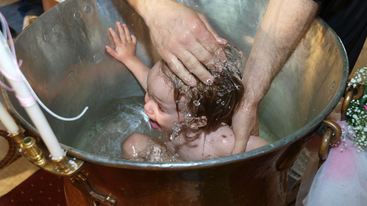 Κύπρος: Η κρίση αφήνει αβάφτιστα παιδιά