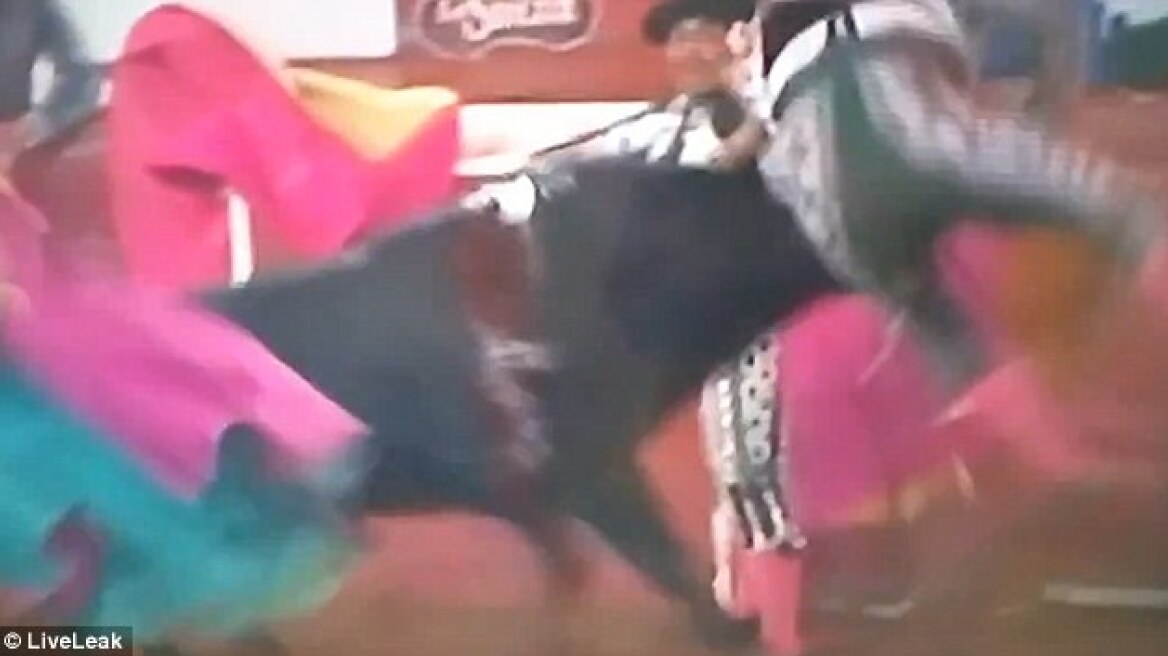 Βίντεο: Ο ταύρος τον κάρφωσε στην καρδιά και όμως επέζησε