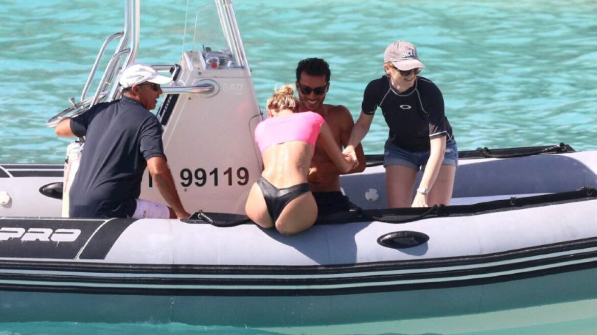 Η Εlsa Hosk εργάζεται σκληρά στην Καραϊβική και «αναστατώνει»