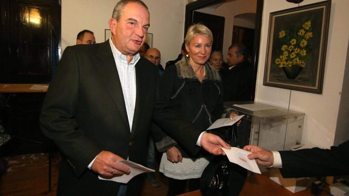 PM K. Karamanlis and wife vote in ND elections