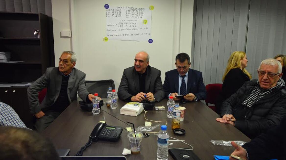 Στο γραφείο του στη Δάφνη παρακολουθεί τα αποτελέσματα ο Μεϊμαράκης