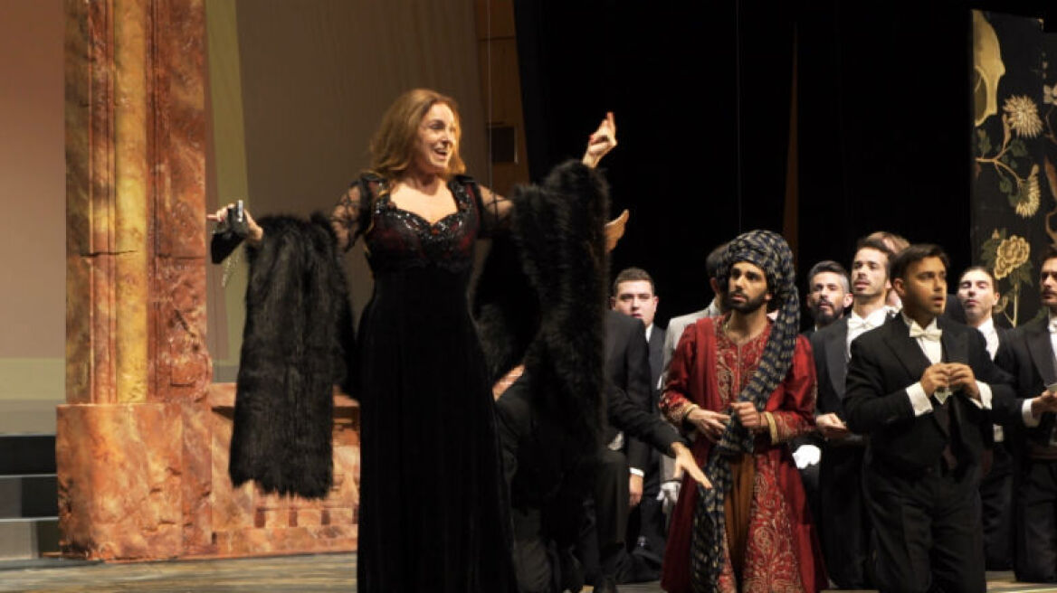 Στα... πόδια της εύθυμης χήρας