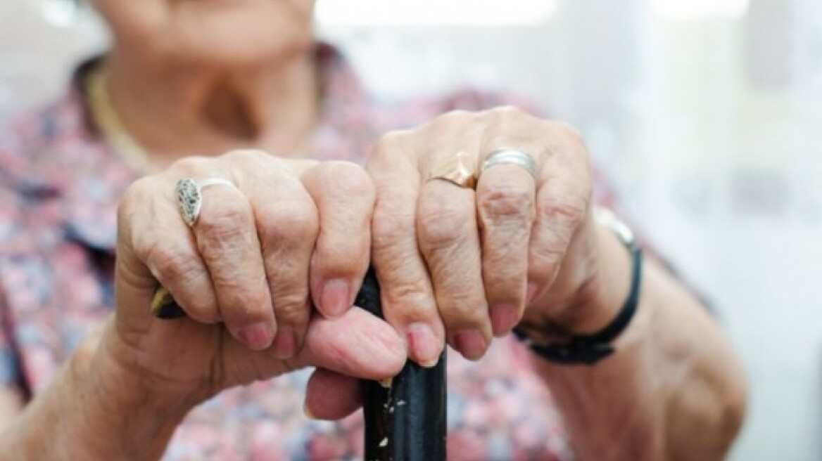 Εξαπάτησε ηλικιωμένη και τη λήστεψε χτυπώντας τη