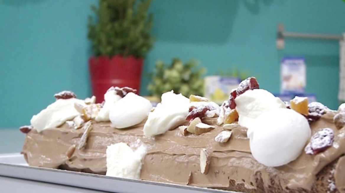 Χριστουγεννιάτικος κορμός με μους και σαντιγί