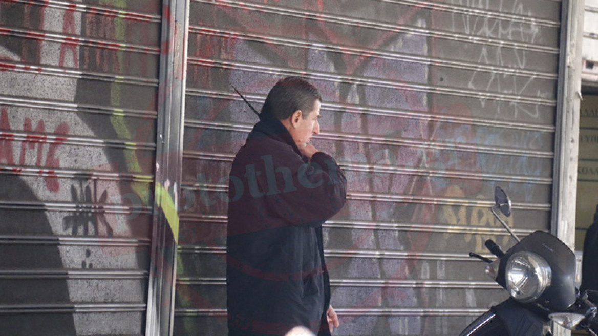 Άντρας στο κέντρο της Αθήνας απειλούσε να αυτοκτονήσει με πριόνι 