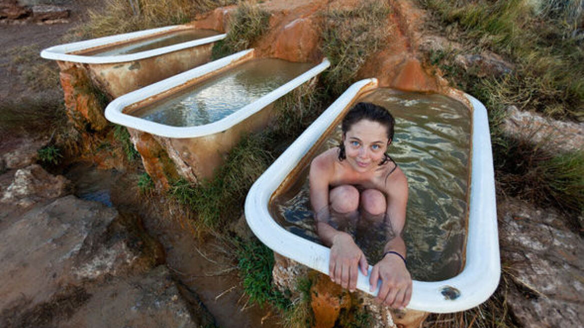 Mystic Hot Springs: Οι υπαίθριες μπανιέρες στην έρημο της Γιούτα μόνο για τολμηρούς τουρίστες