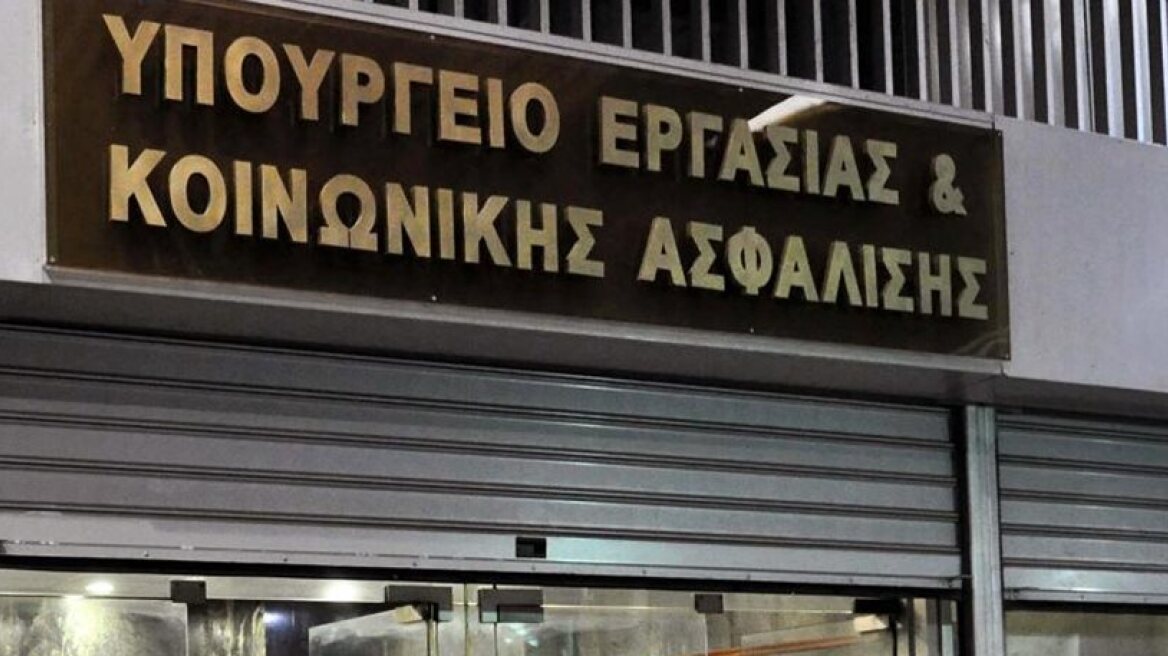 Man with chainsaw threatens to commit suicide unless he meets with Greek pension chief