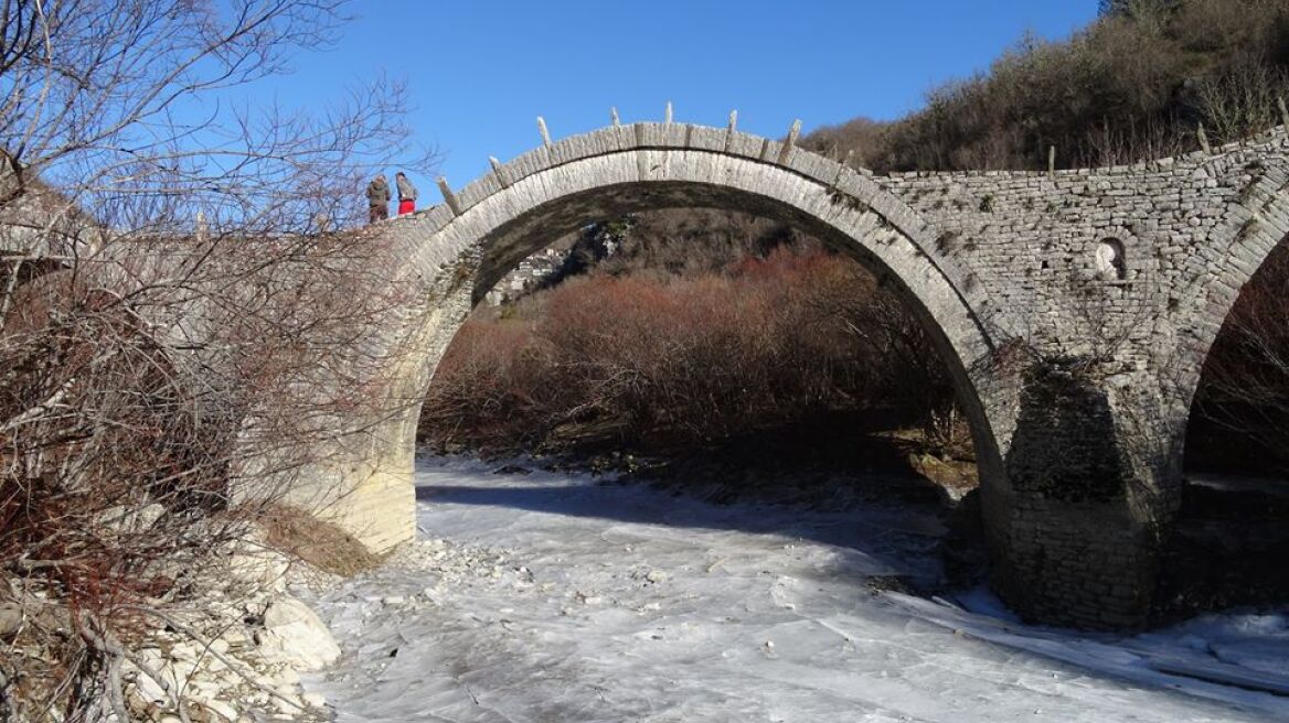 Φωτογραφίες: Πάγωσε το ποτάμι στο Ζαγόρι - Στους -7 βαθμούς η θερμοκρασία