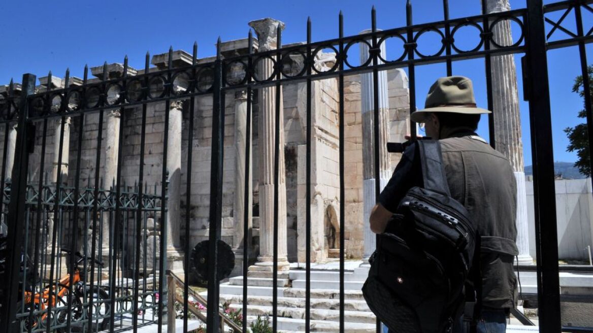 Strike action at ancient monuments and museums over salary cuts