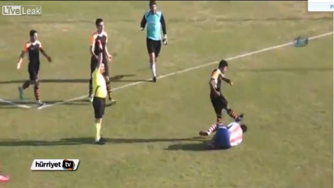 Απίστευτο βίντεο: Ποδοσφαιριστής χτυπά με δολοφονική μανία στο κεφάλι αντίπαλό του