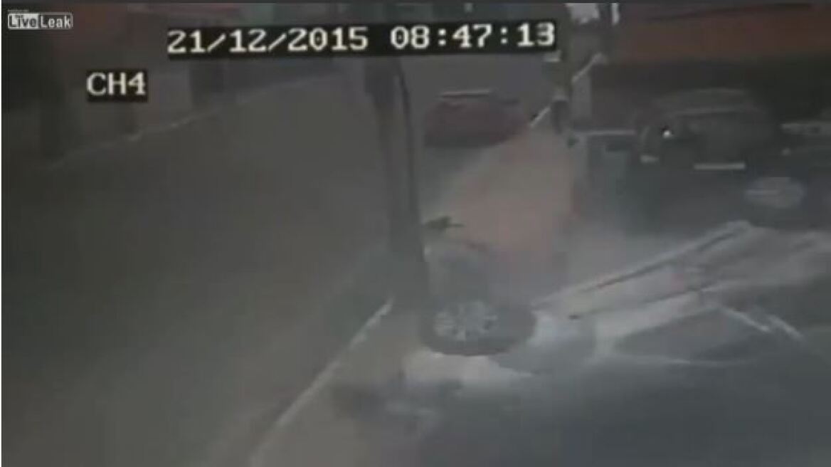 Απίστευτο βίντεο: Δείτε πώς γλίτωσαν από του χάρου τα δόντια δύο πεζοί στην Κίνα