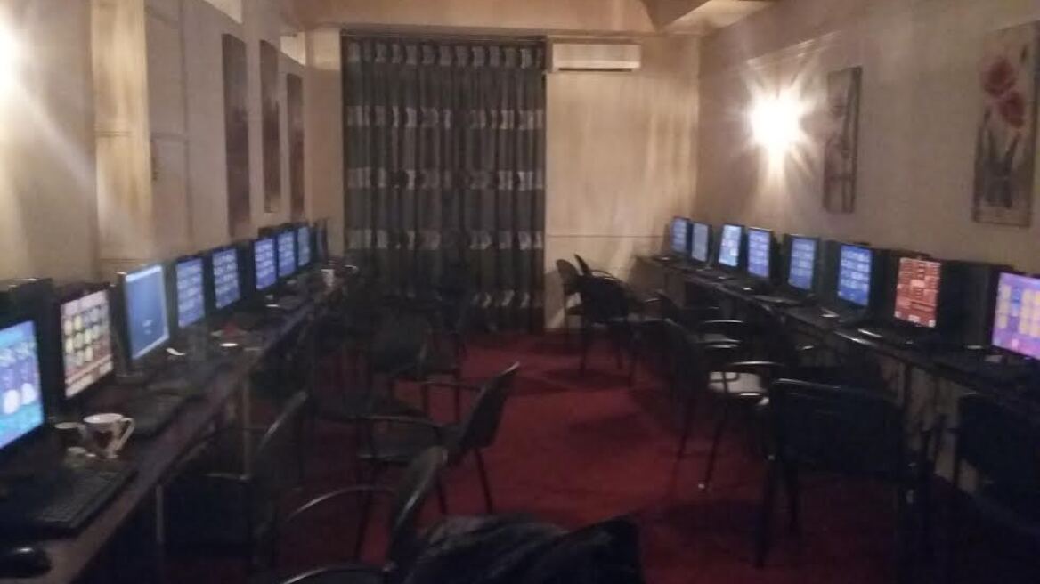 Σέρρες: 13 πελάτες συνελήφθησαν σε «καζίνο με φρουτάκια»