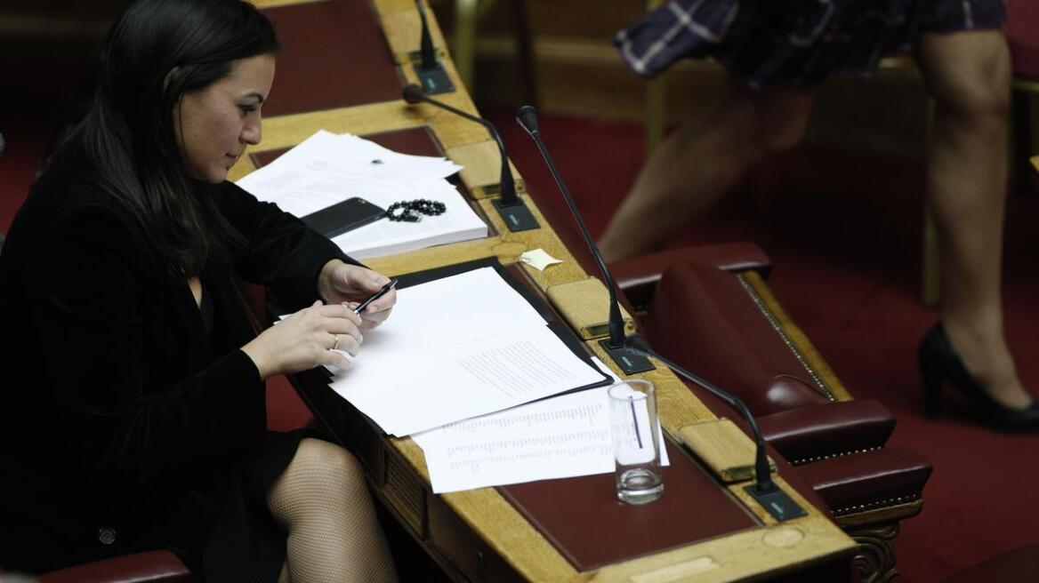 Με κομπολόι και σταυροπόδι η Όλγα στη Βουλή 