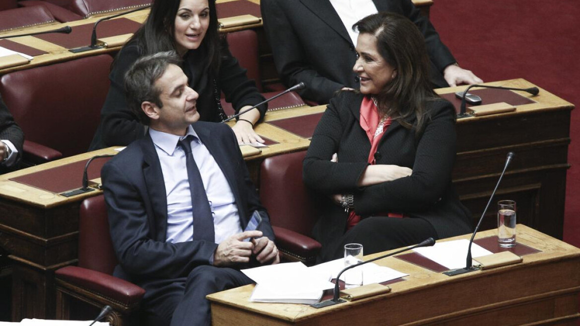 Δίπλα - δίπλα Κυριάκος και Ντόρα στην χθεσινή ψηφοφορία στη Βουλή