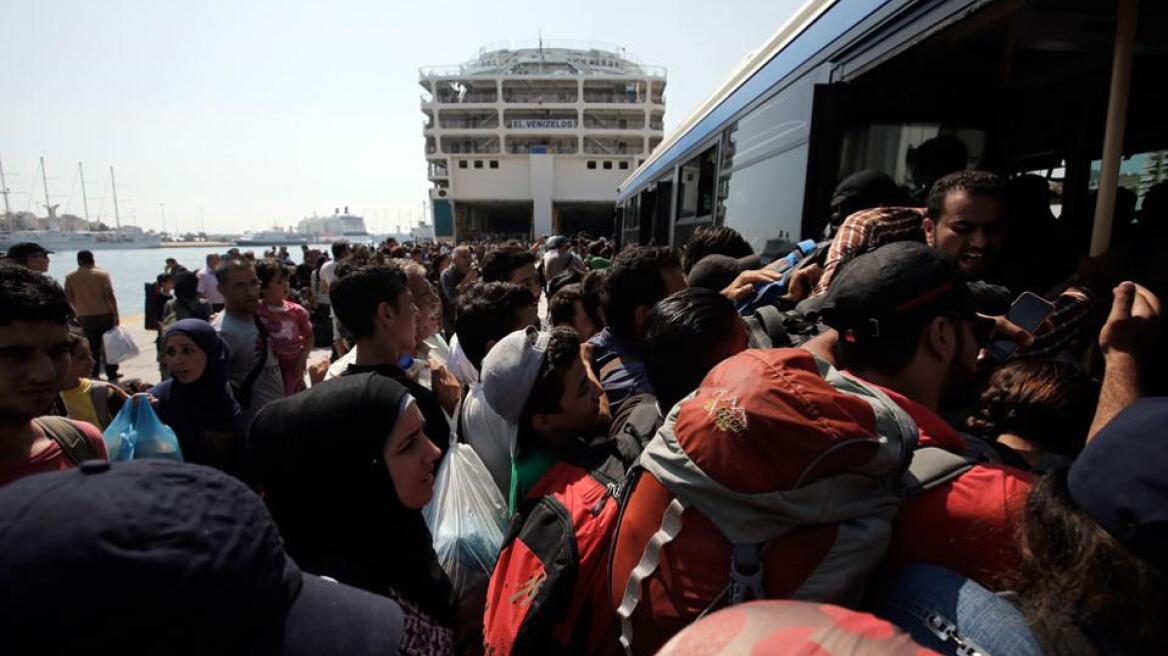 Ακόμη 3.000 πρόσφυγες αποβιβάστηκαν σήμερα στο λιμάνι του Πειραιά