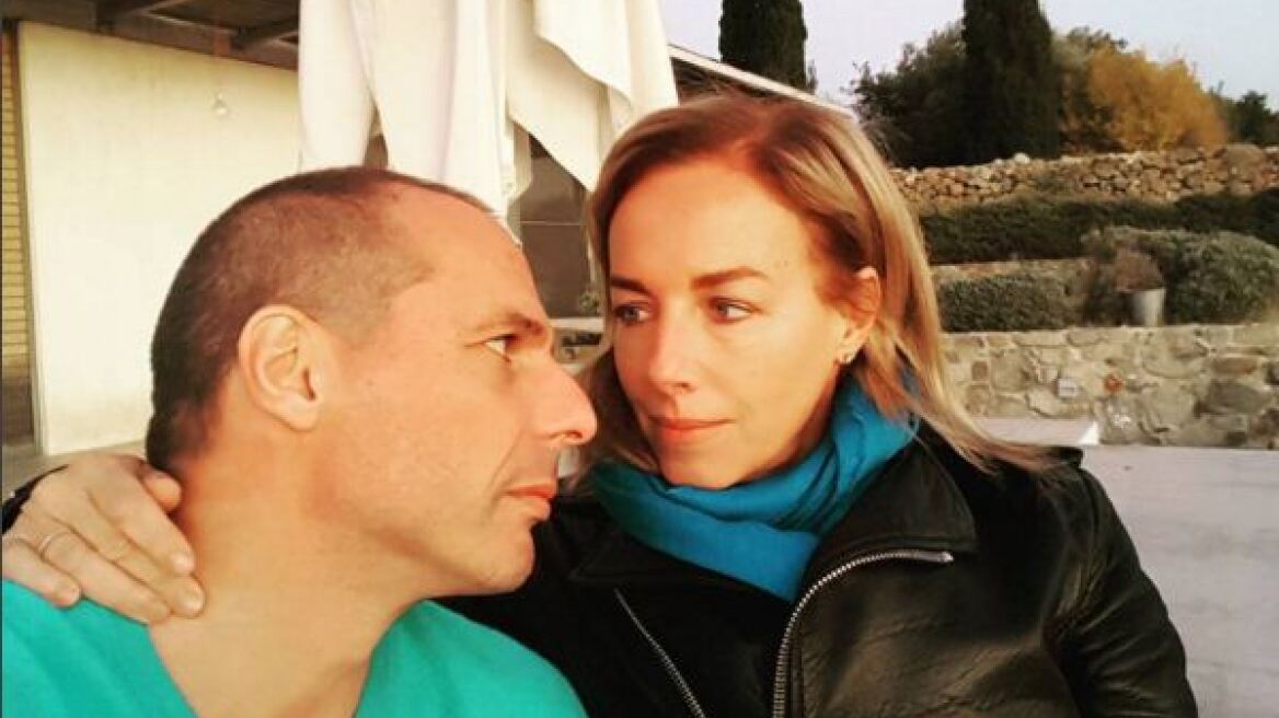 Ο Βαρουφάκης και η Δανάη επιστρέφουν στην Αίγινα και στο... Instagram με σέλφι
