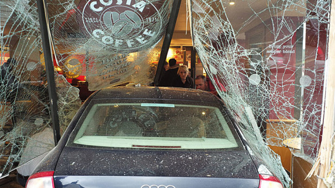 Βρετανία: Ένας νεκρός και πέντε τραυματίες έπειτα από «εισβολή» αυτοκινήτου σε καφετέρια