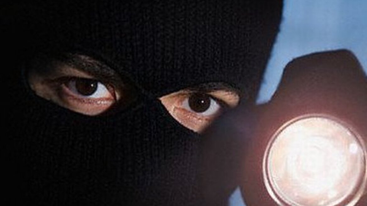 Κύπρος: Διαρρήκτης κλειδώθηκε στο μπάνιο 