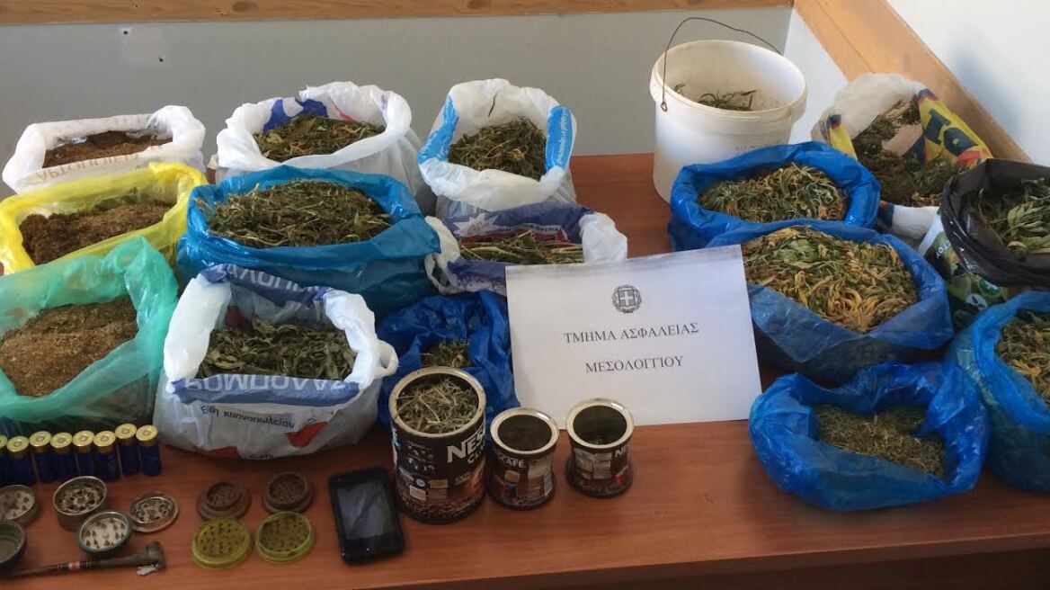 Κάπνιζε λαθραίο καπνό και διακινούσε χασίς