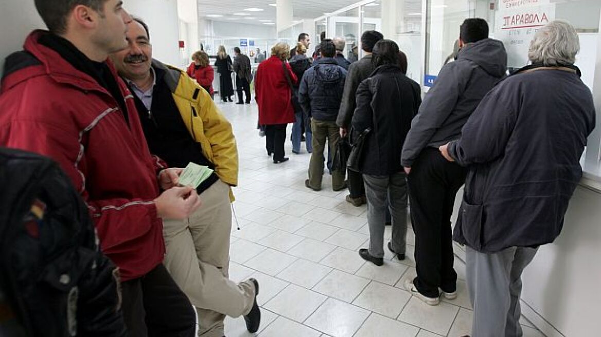 Χριστουγεννιάτικες ουρές στις εφορίες: Τρέχουν για τις υποχρεώσεις της τελευταίας στιγμής