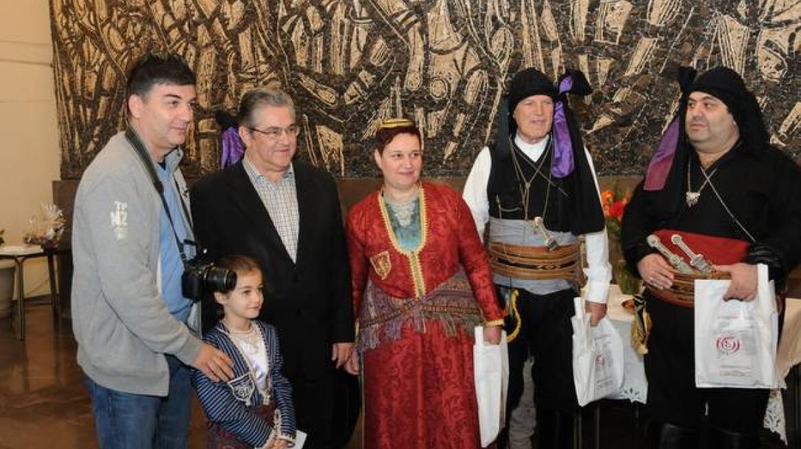 Οι Βρακοφόροι Κρήτης και οι Πόντιοι Περάματος είπαν τα κάλαντα στον  Κουτσούμπα