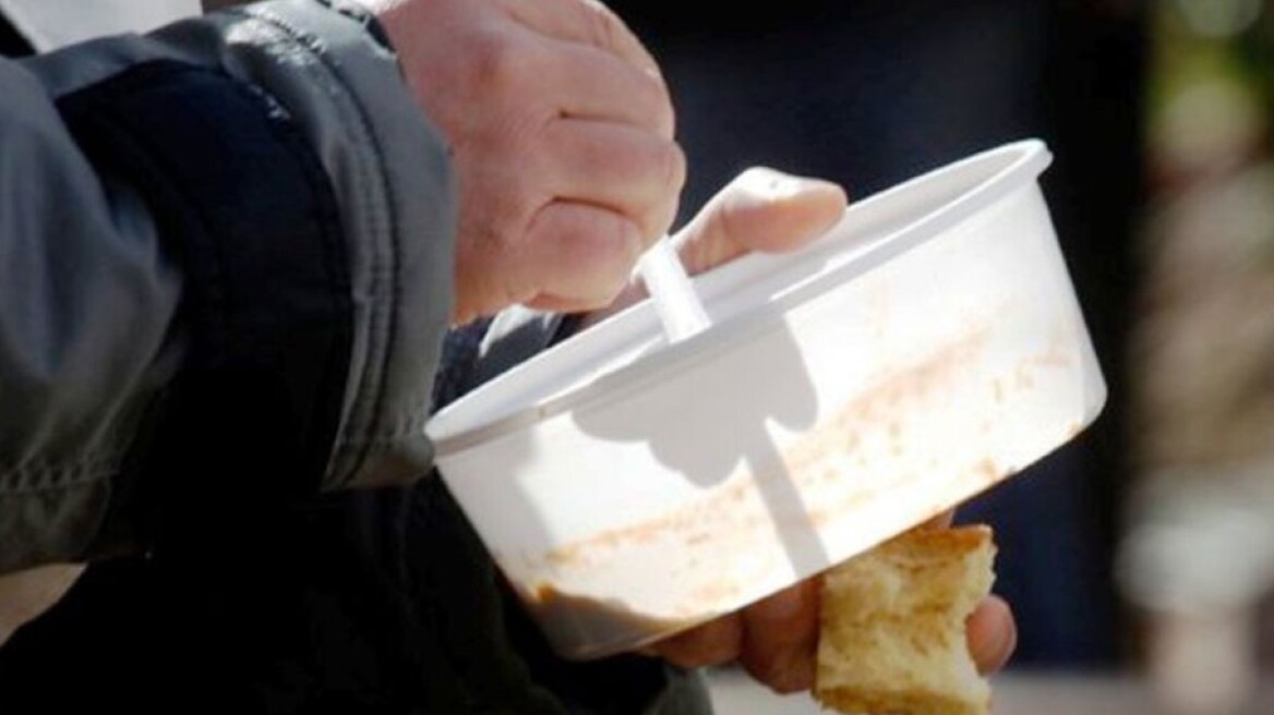 Φαγητό και γλυκά στους άπορους από τον δήμο Πειραιά