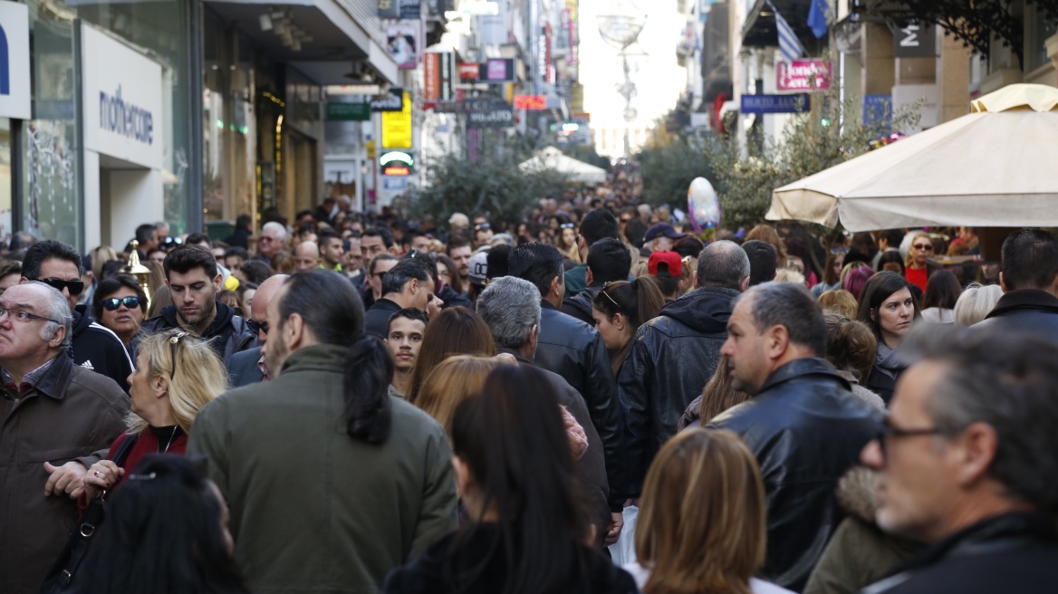 «Ζωντάνεψε» η αγορά της Αθήνας την τελευταία Κυριακή του χρόνου - «Πανδαιμόνιο» στην Ερμού