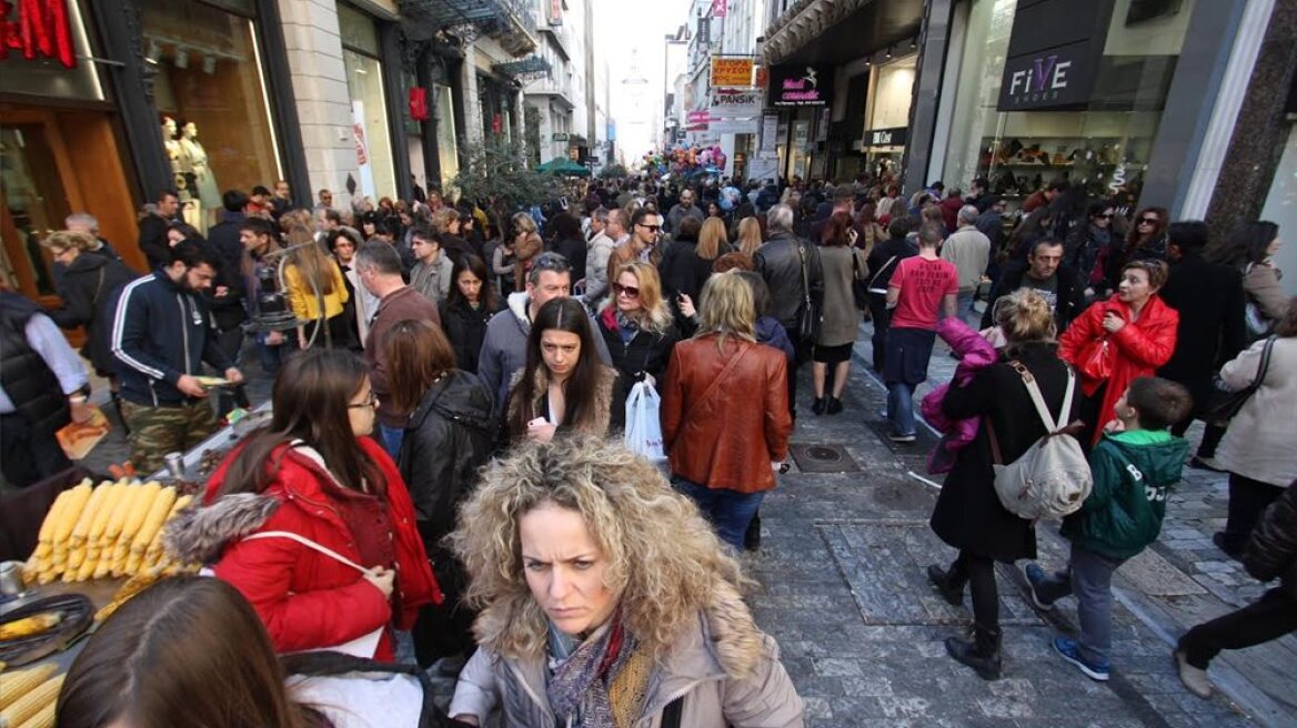 Ermou Street in Athens inundated with crowds on last Sunday of shopping (pics)