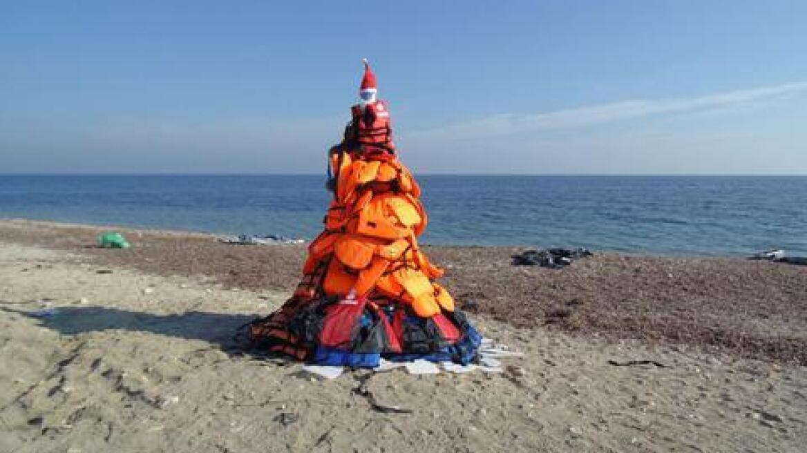 Εστησαν χριστουγεννιάτικο δέντρο από σωσίβια προσφύγων